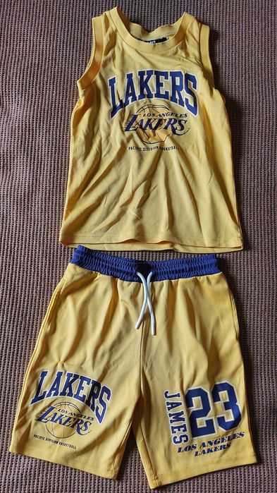 Спортен баскетболен екип и суитшърт