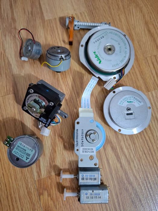 Motoraşe electronice si electrice de diferite marimi si voltaje.