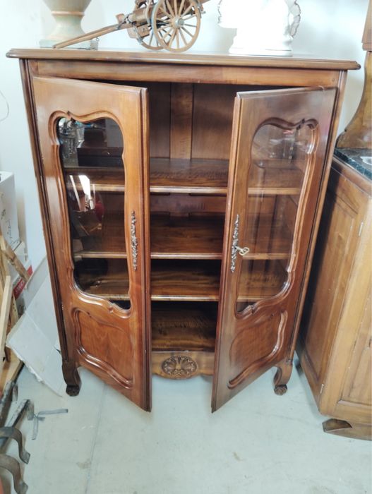 Старинна витрина