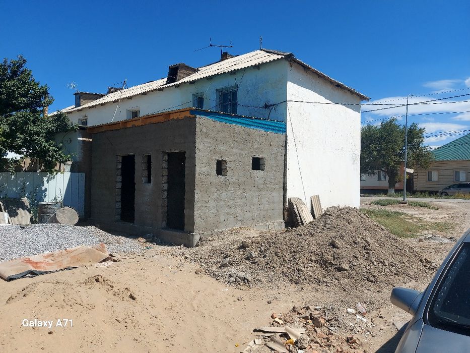 4 бөлмелі үй этаж кірпіштен салынған