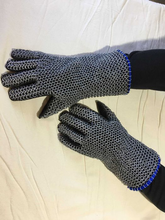 Manusi din zale de inspiratie medievala