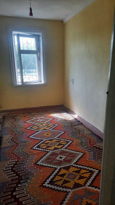 Дом сотилад! Нархи 19000$ 2- хоналик 3 хона килинган.