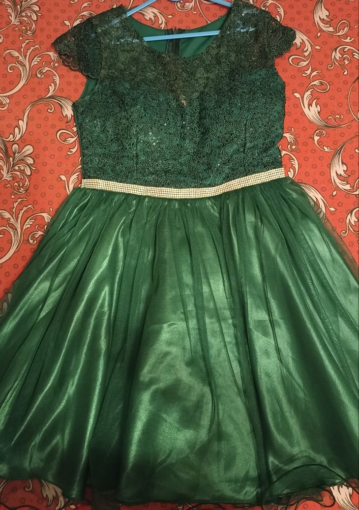 Vând rochie verde