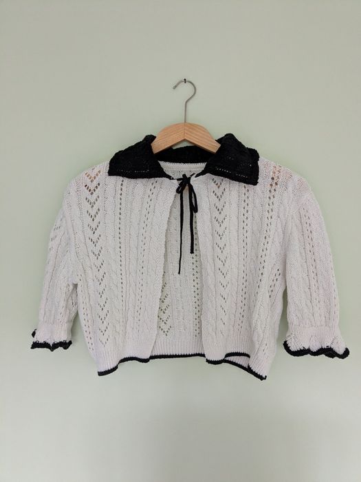 Бяла жилетка с яка