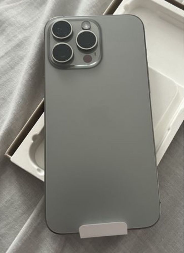 Vând iPhone 15 Pro Max de 512 Gb