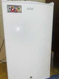 Продам маленький холодильник Artel