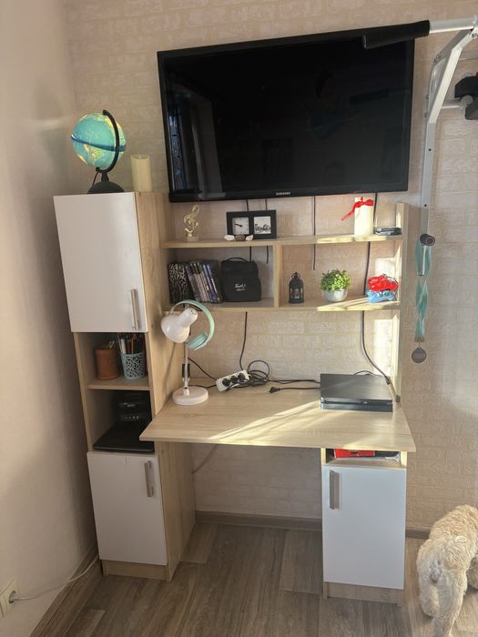 Компьютерный стол со шкафами и полками.