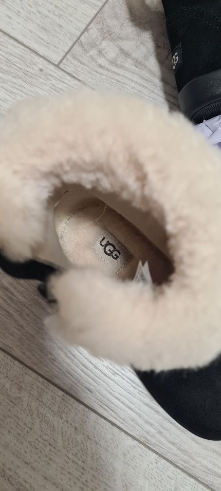 Cizmulite noi Ugg originale.