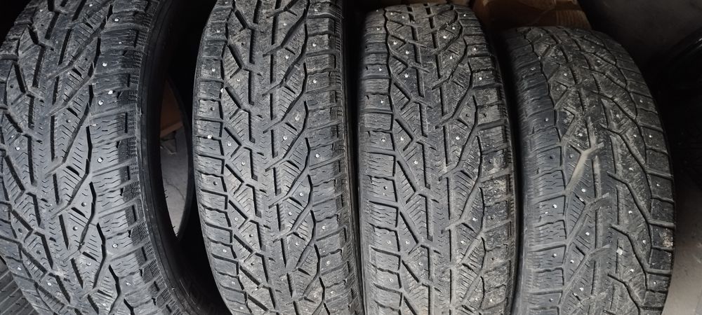 Продам зимние шины 215/60/17