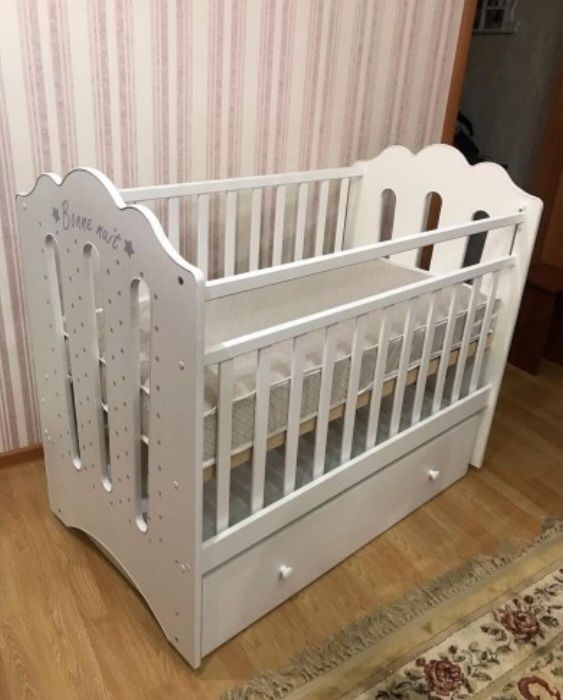 Детская кроватка с люлькой-маятником для укачивания ребенка и ящиком