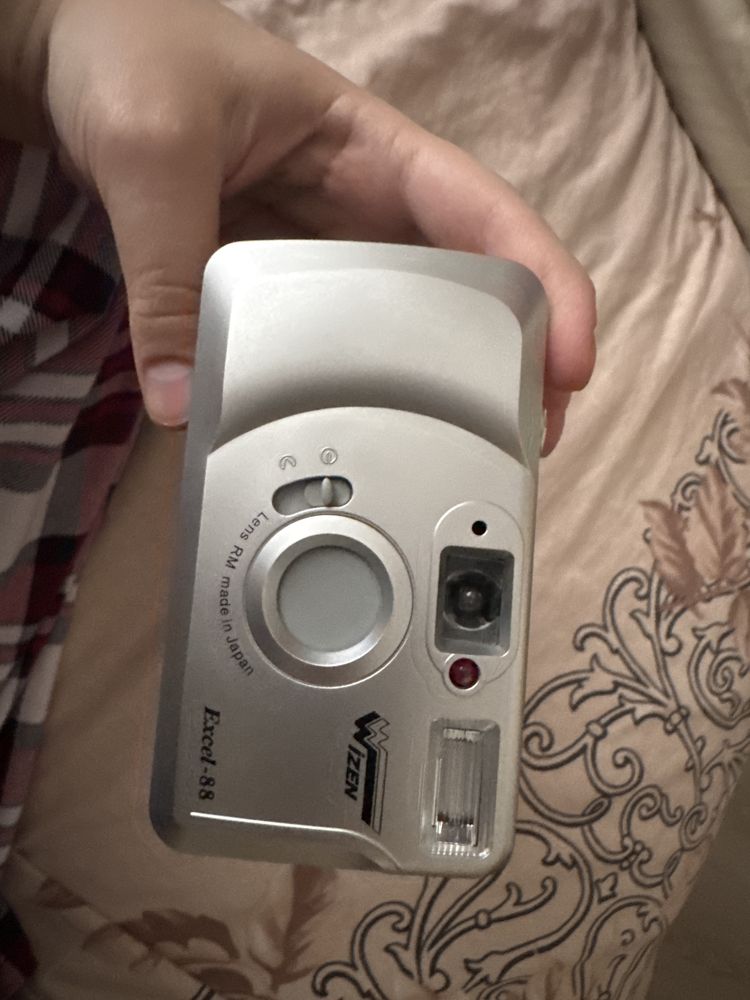 Цена за оба .Плёночные фотоаппараты W Izen Excel 88 и Kodak KB 10