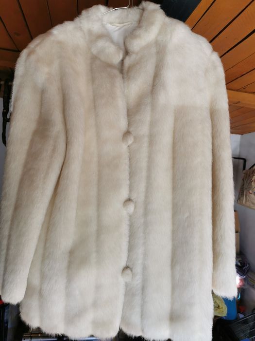 Vand haina blana artificiala, imaculata, guler tunica, fara uzura