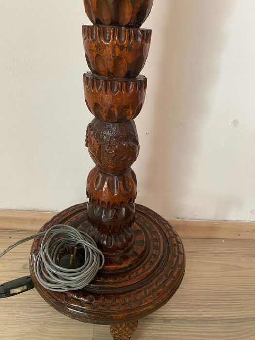 Oglinda, lampadar, lustra, toate sculptate manual.