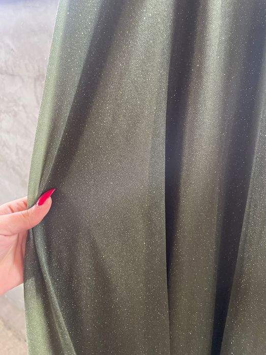 Сватбена рокля тъмно зелена и блестяща и ефектна с падащи рамене