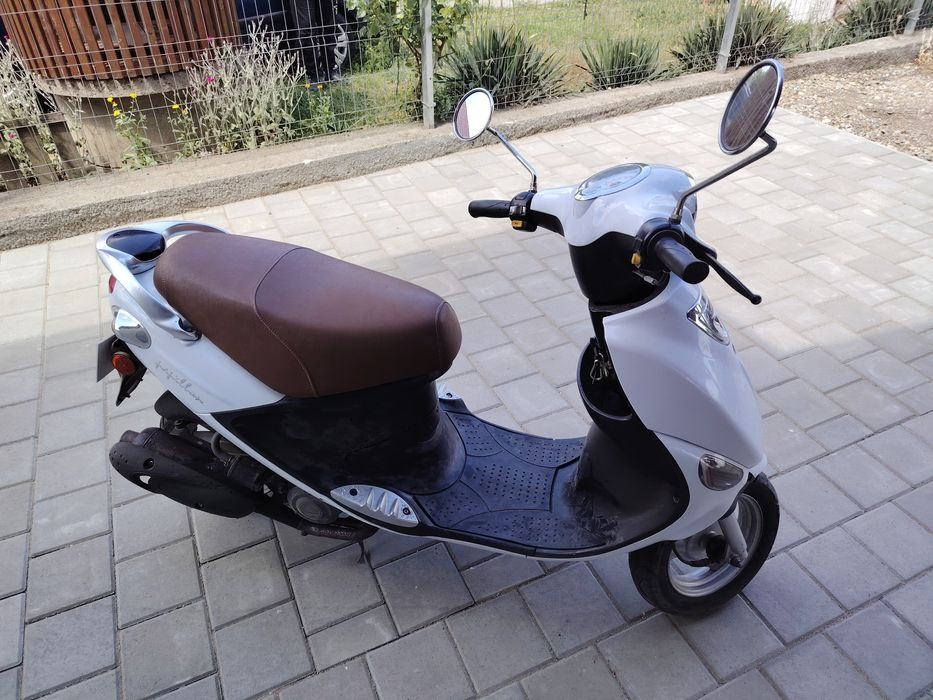 Moped scuter beeline