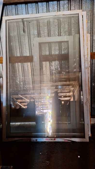 Стекло с дверей в хорошем состояние