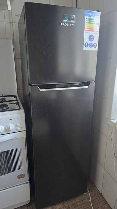 Холодильник 35000 торг. Все работает.  В хорошем состоянии.