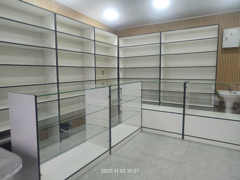 Срочно продаю полки и витражи для магазинов и аптек