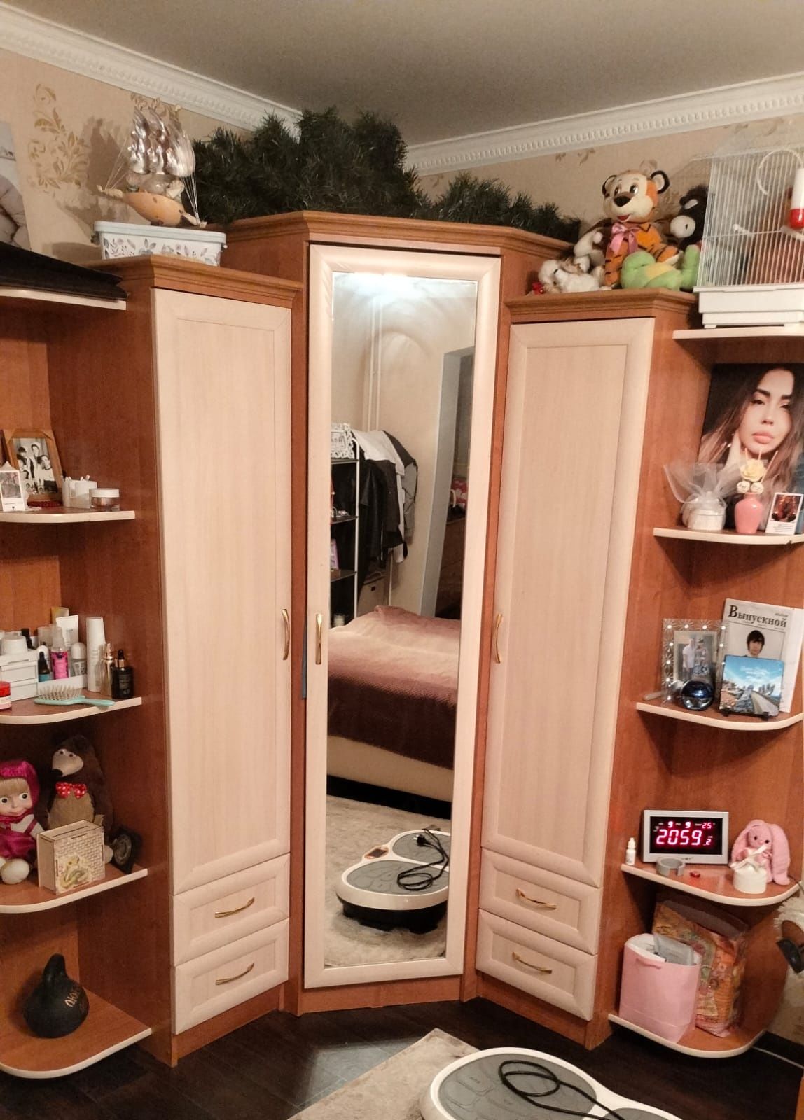 Шкаф угловой для одежды