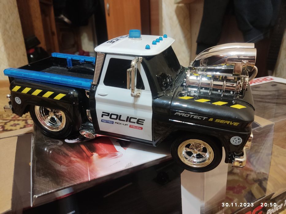 Игрушка машинка радиоуправляемая