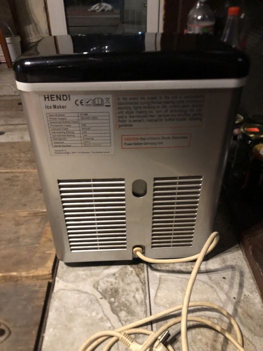 Vand doua masini de facut gheata una zass zim 01 si una profesionala H