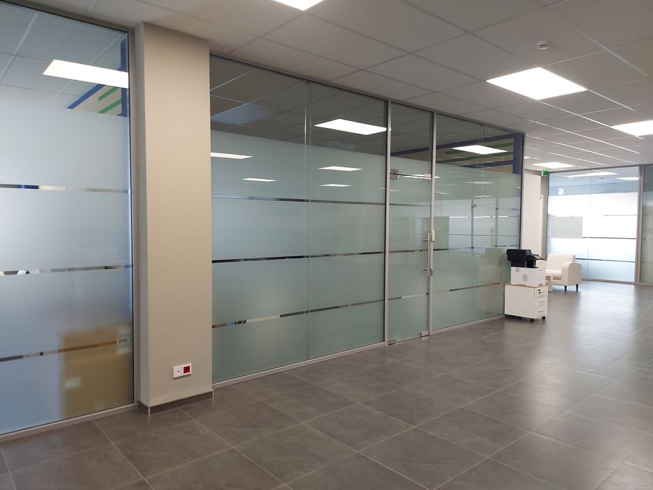 стеклянные двери, офисные перегородки, витражи и витрины магазинов