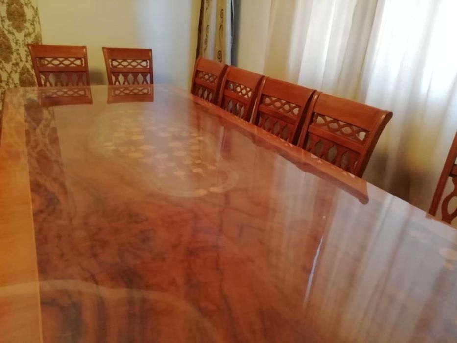 Продается большой качественный гостевой стол из дуба