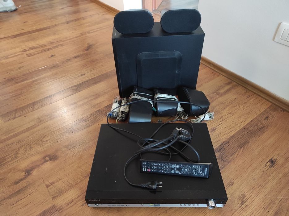 Vând DVD player Samsung cu sistem de boxe 5.1 cu subwoofer.