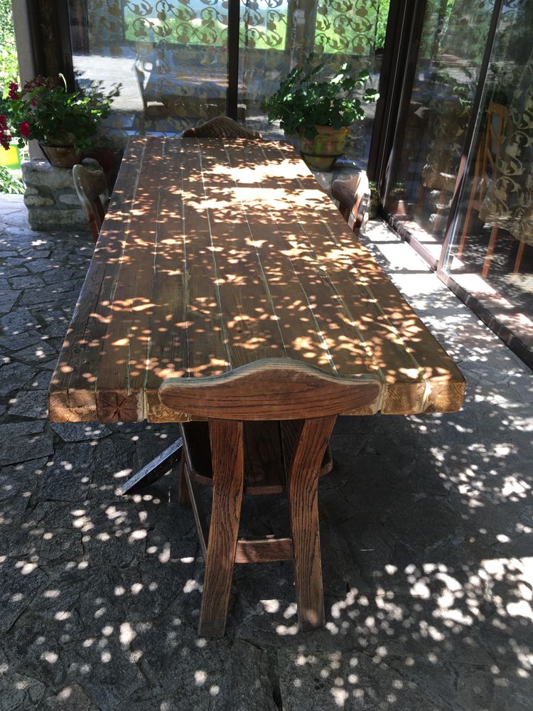 Голяма дървена маса