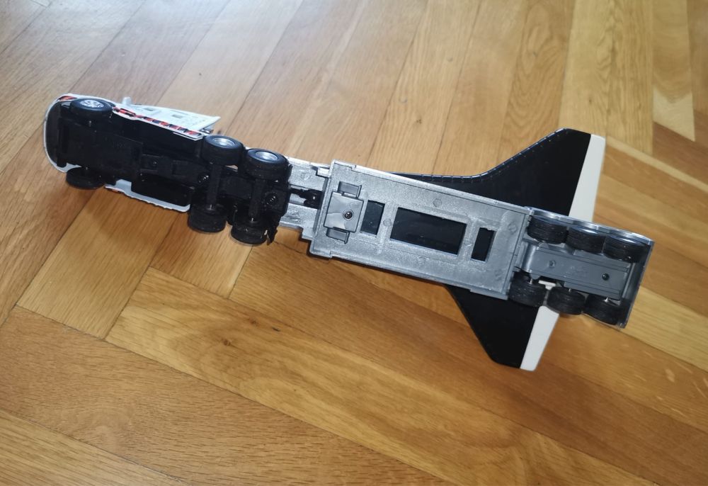 Американски транспортен камион Maisto бял космическа совалка Атлантис