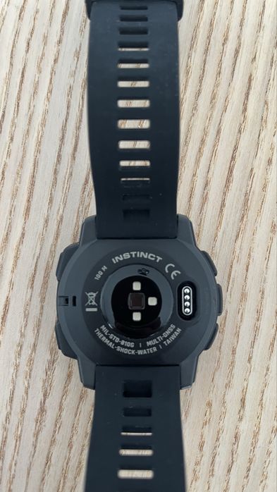 Продавам Garmin instinct
