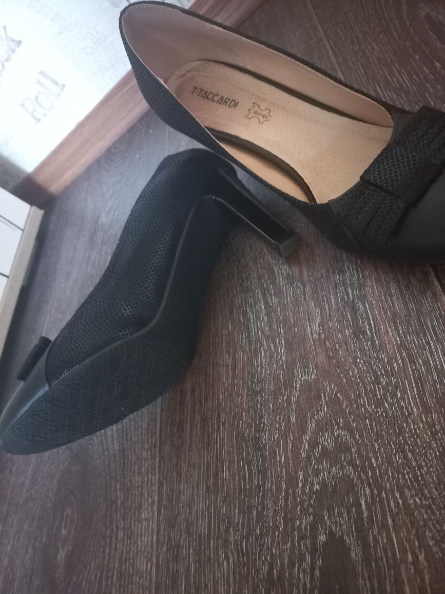 чёрные женские туфли