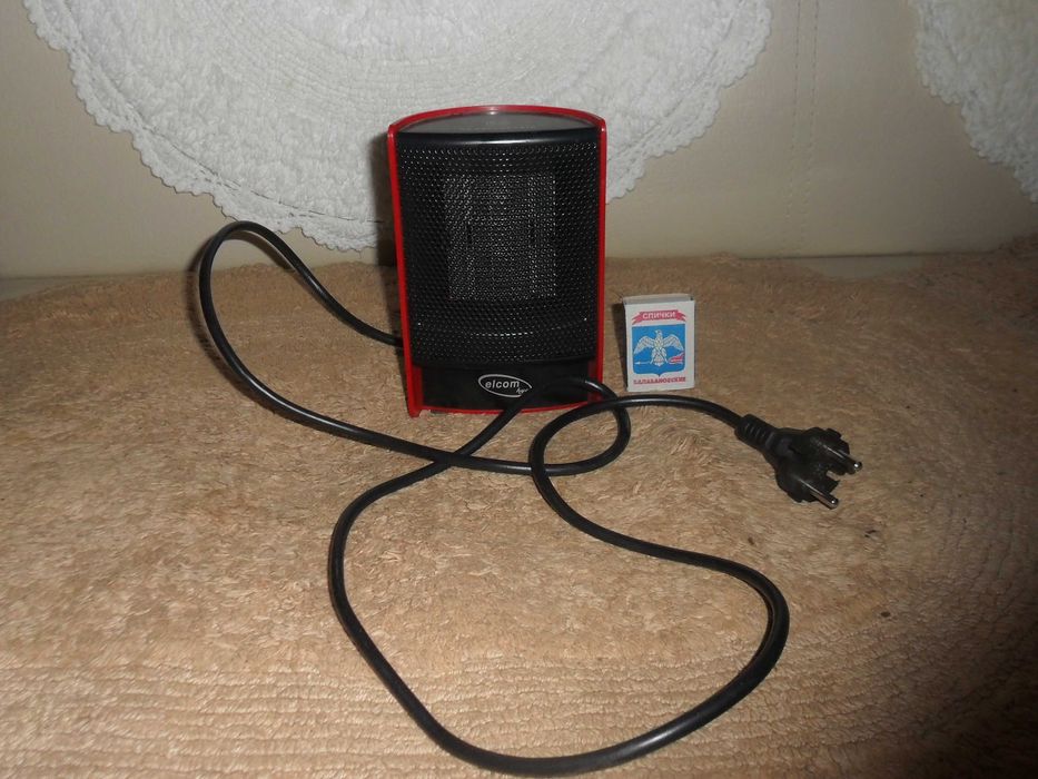 Обогреватель мини, работает от сети