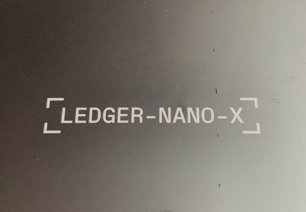 Ledger Nano X   (Крипто портомоне)