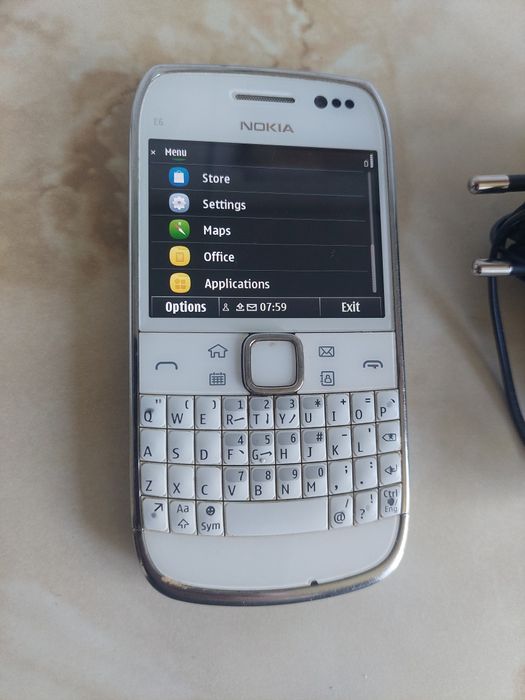 Vând Nokia E6 White perfect funcțional și NEcodat + încărcător //poze