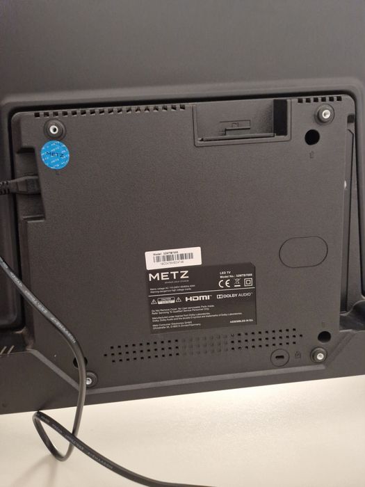 Vând Televizor Metz 32 inch smart tv,spart (piese)