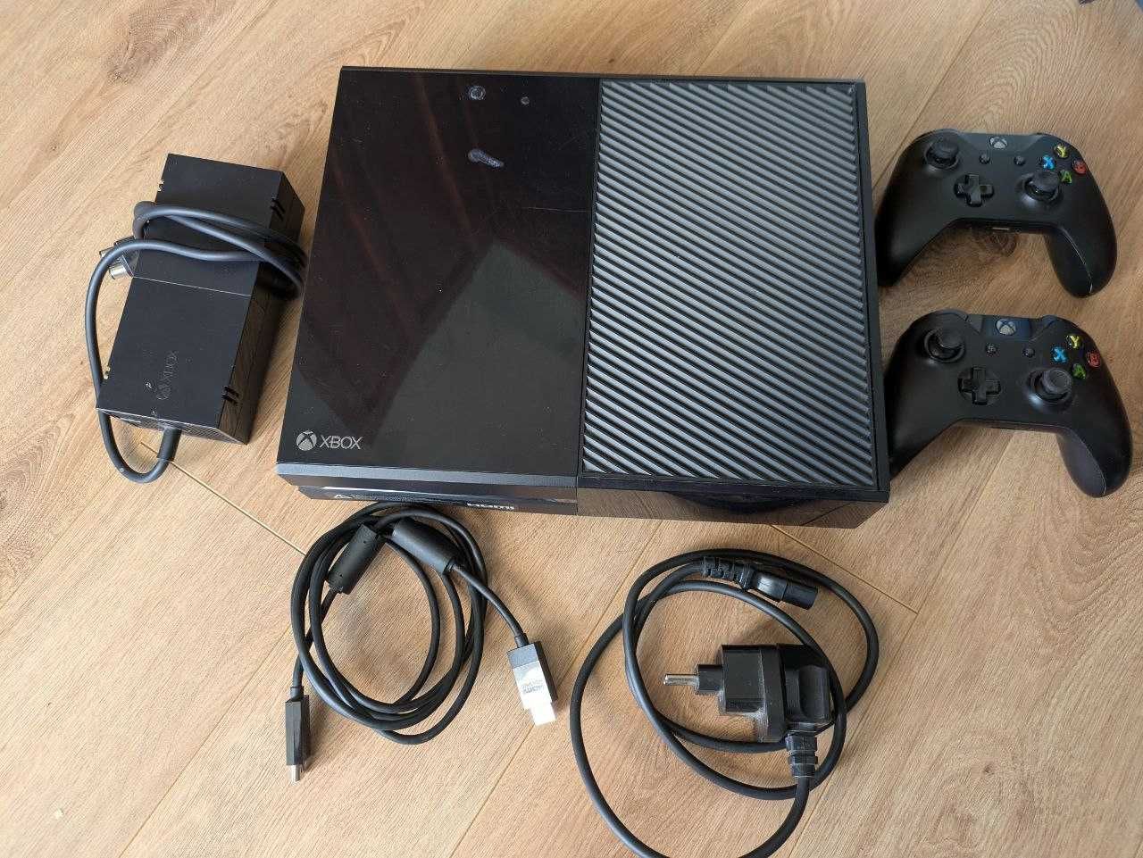 Xbox One с 2 джойстика и 5 игри