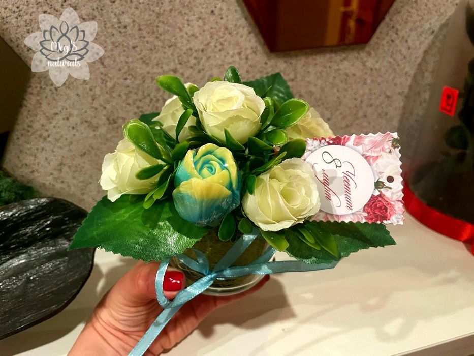 Стъкленица с ръчно направени глицеринови сапуни и изкуствени цветя