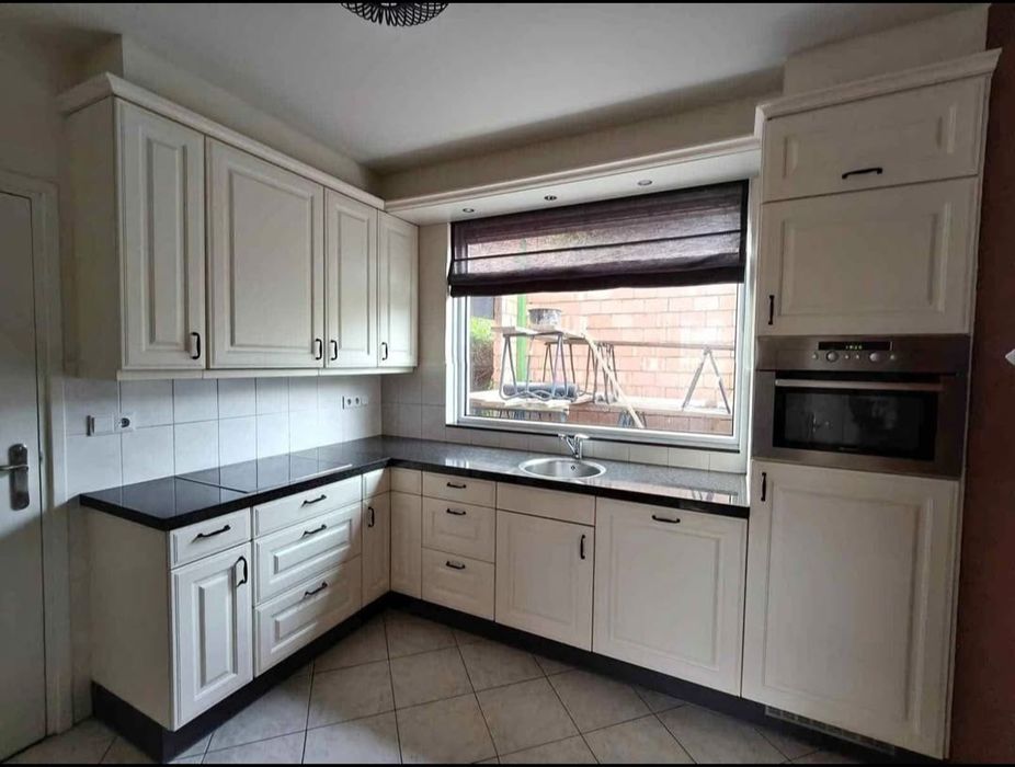 Ъглова кухня от МДФ с гранитен плот и уреди