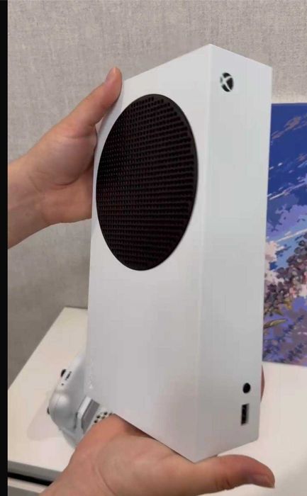 xbox series s с поставной (охлаждением и зарядкой для контролеров)