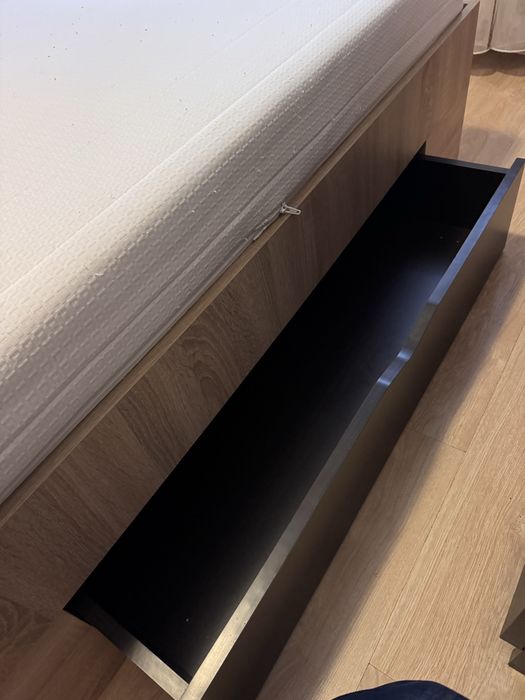 Pat matrimonial cu saltea și două noptiere, practic și bine întreținut