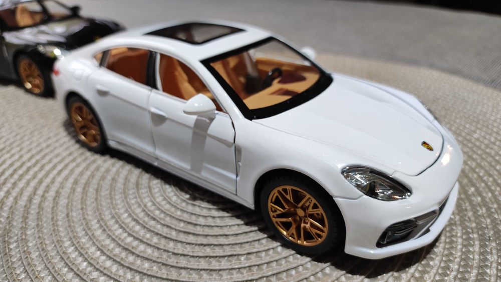 Метални колички Порше/Porsche Panamera. Мащаб 1:24.