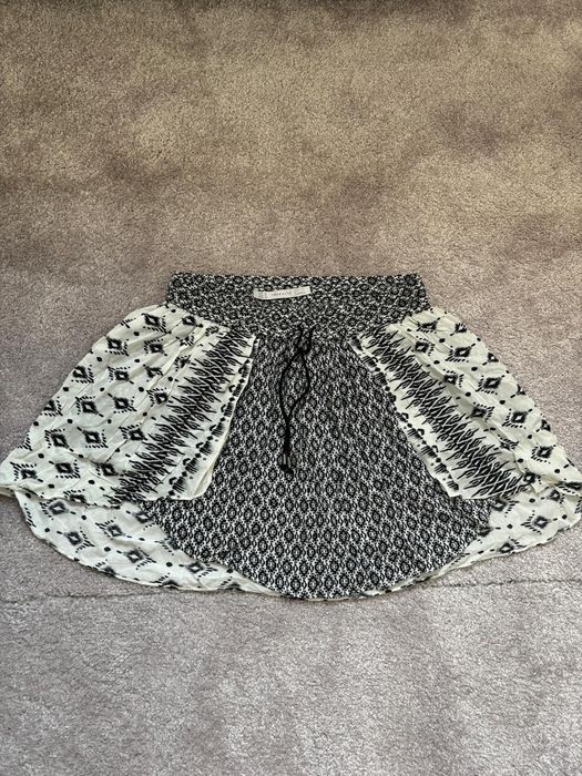 Fusta cu imprimeuri alb negru Zara