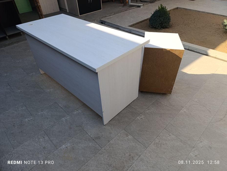 Продам офисный стол с тумбой