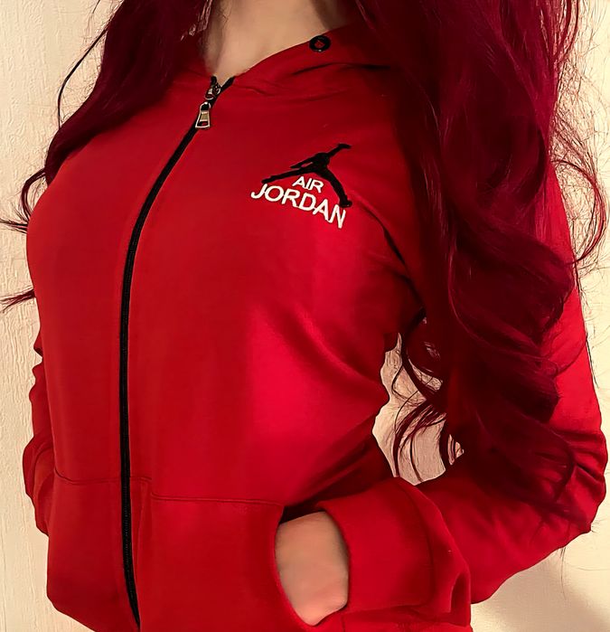 Оригинално дамско горнище Аir Jordan-червено, с качулка,джобове и цип