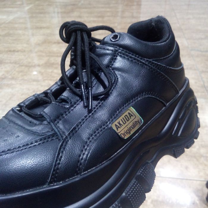 Продаю кроссовки AKUDA
