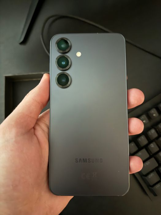 Samsung S25 256GB с 2 години гаранция и оригинално зарядно