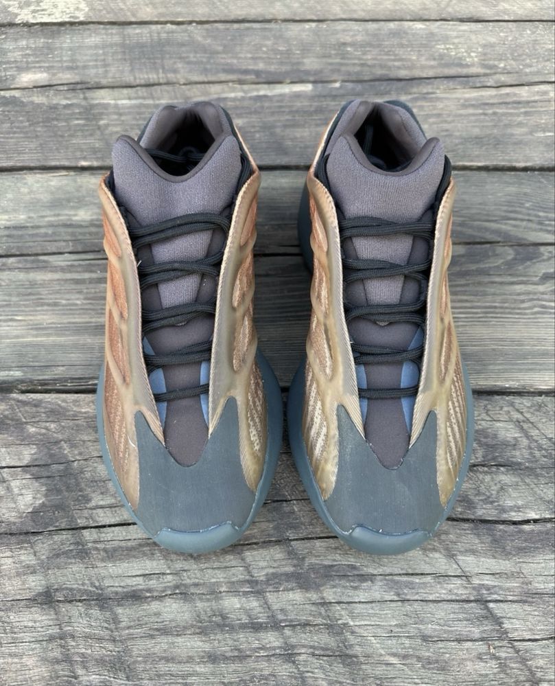 Yeezy 700 v3 - 43 1/3