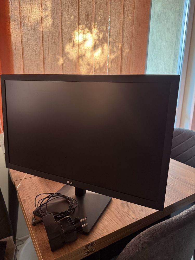 Продавам LG Монитор 23”