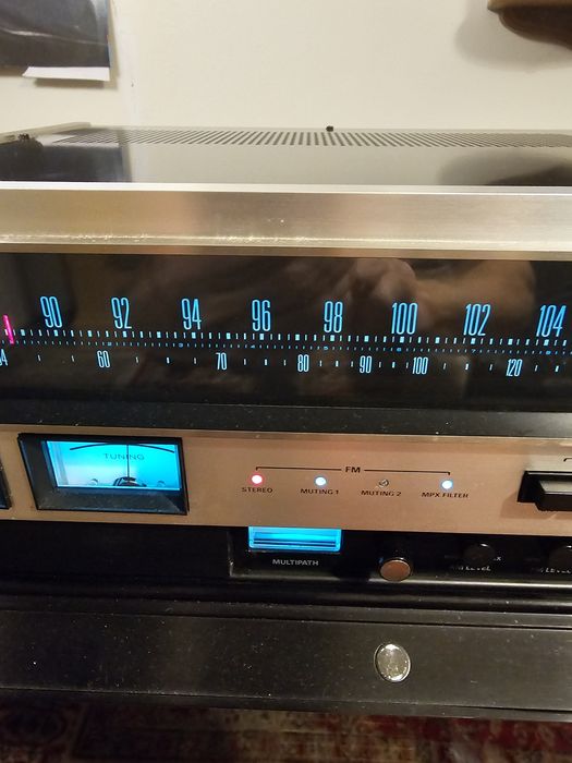 Tuner Accuphase T100.